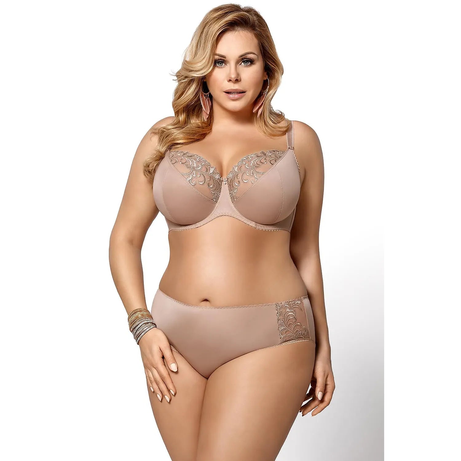Soutien-gorge grande taille broderie élégante, maintien optimal, confort, sophistication, couleur classique, bonnets struc...