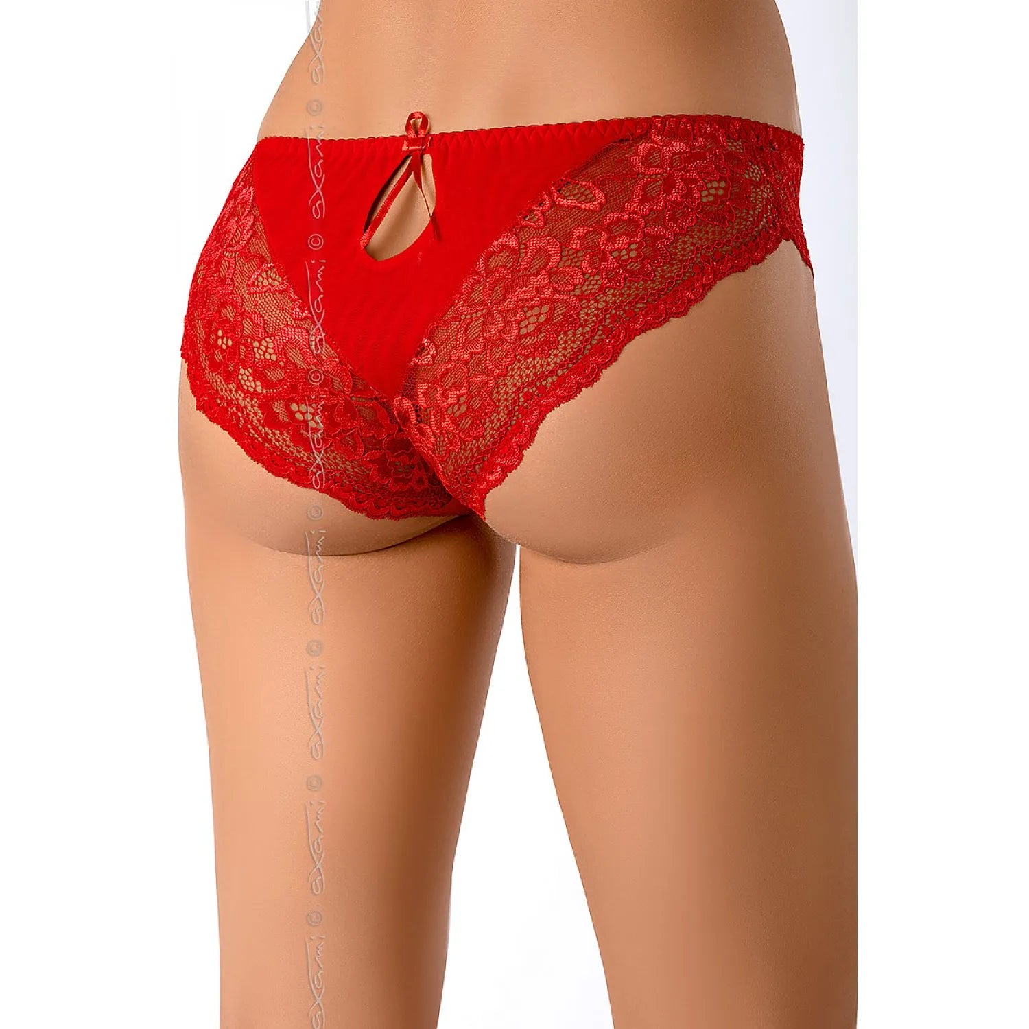 Culotte rouge en dentelle Maisa Axami, design sophistiqué, taille S-XL, vue arrière, détail ajouré élégant.