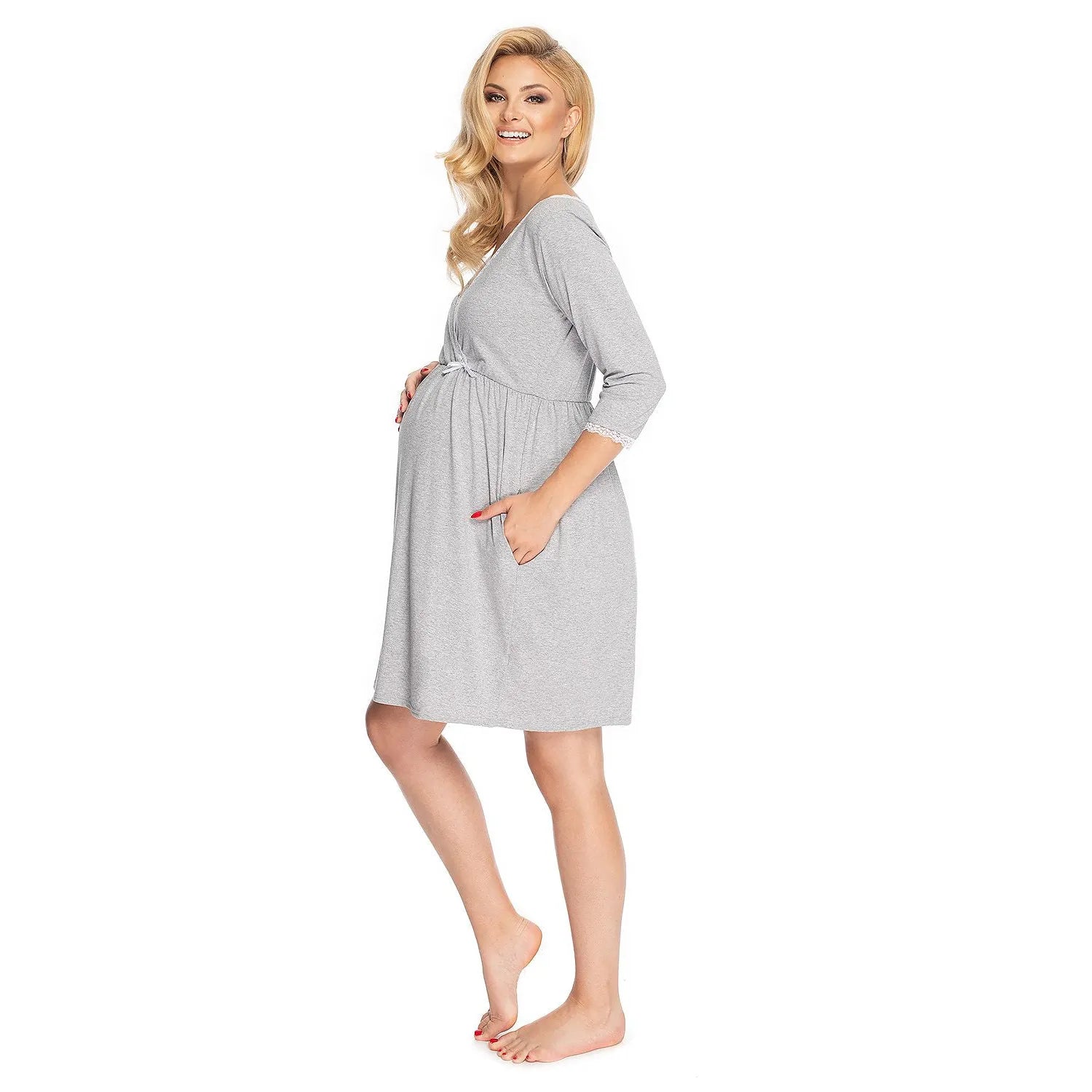 Chemise de nuit maternité grise en viscose, manches 3/4, dentelle, élégante et confortable, idéale pour allaitement.