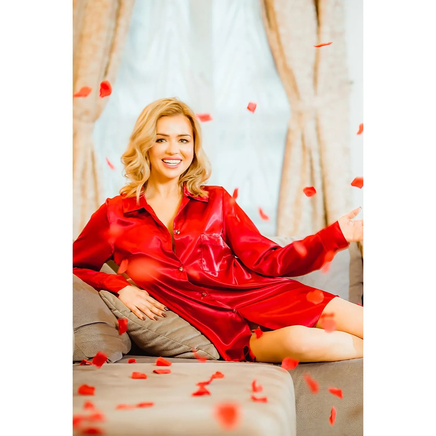 Chemise de nuit satin rouge Kalimo, manches longues, boutons verre, col classique, coupe ample, ambiance élégante.