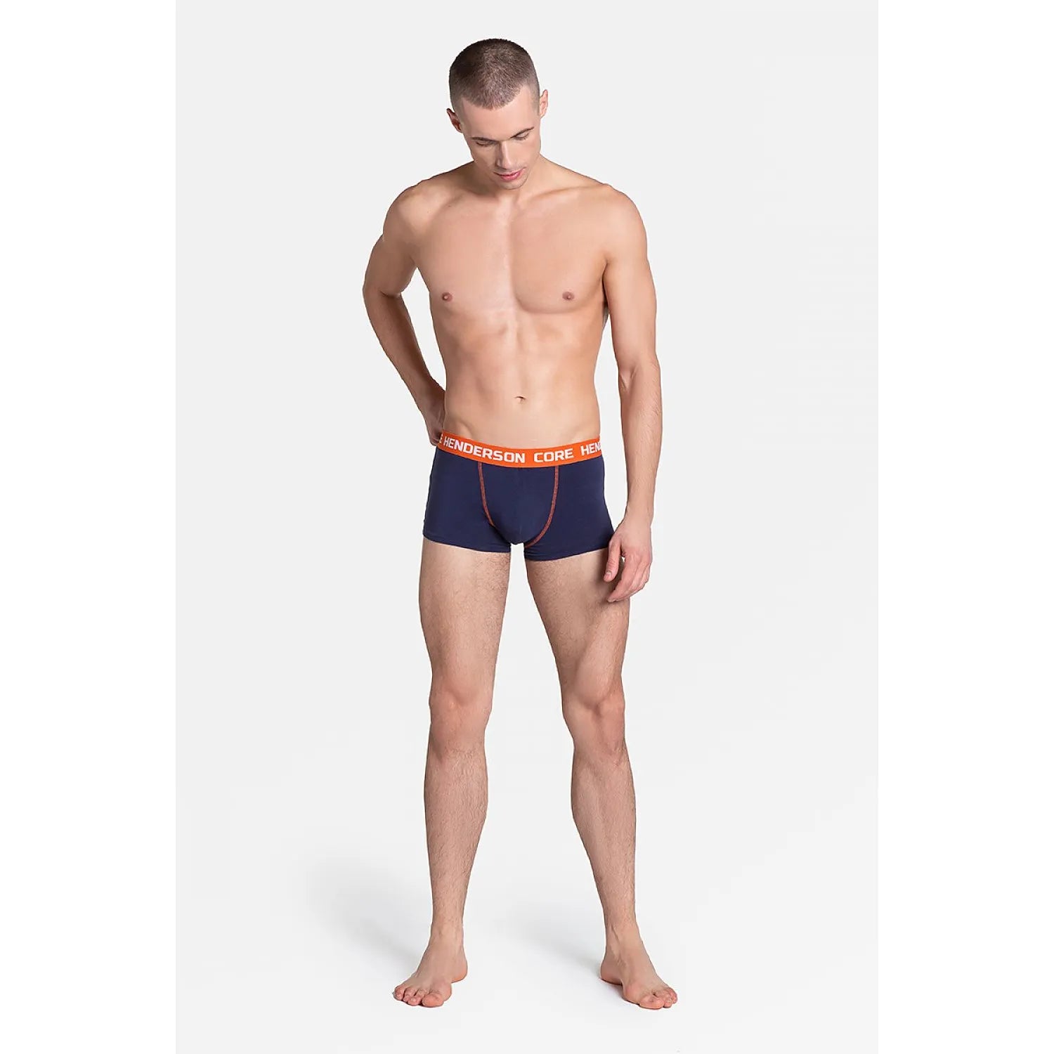 Culotte homme Henderson bleu marine, ceinture orange à inscriptions blanches, coupe sportive ajustée, design moderne.