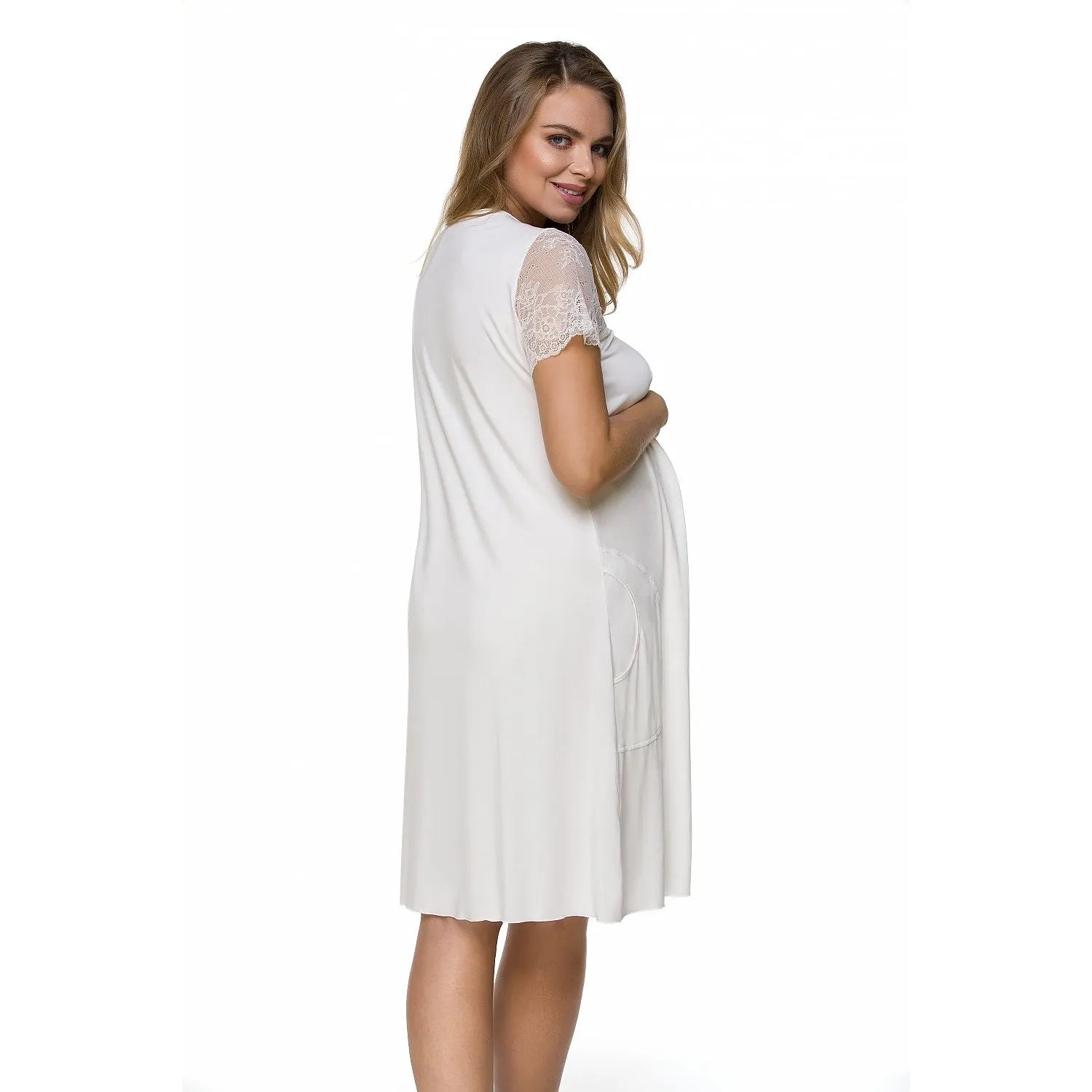 Chemise de nuit maternité blanche, manches courtes dentelle, encolure V, coupe ample genoux, poches latérales.