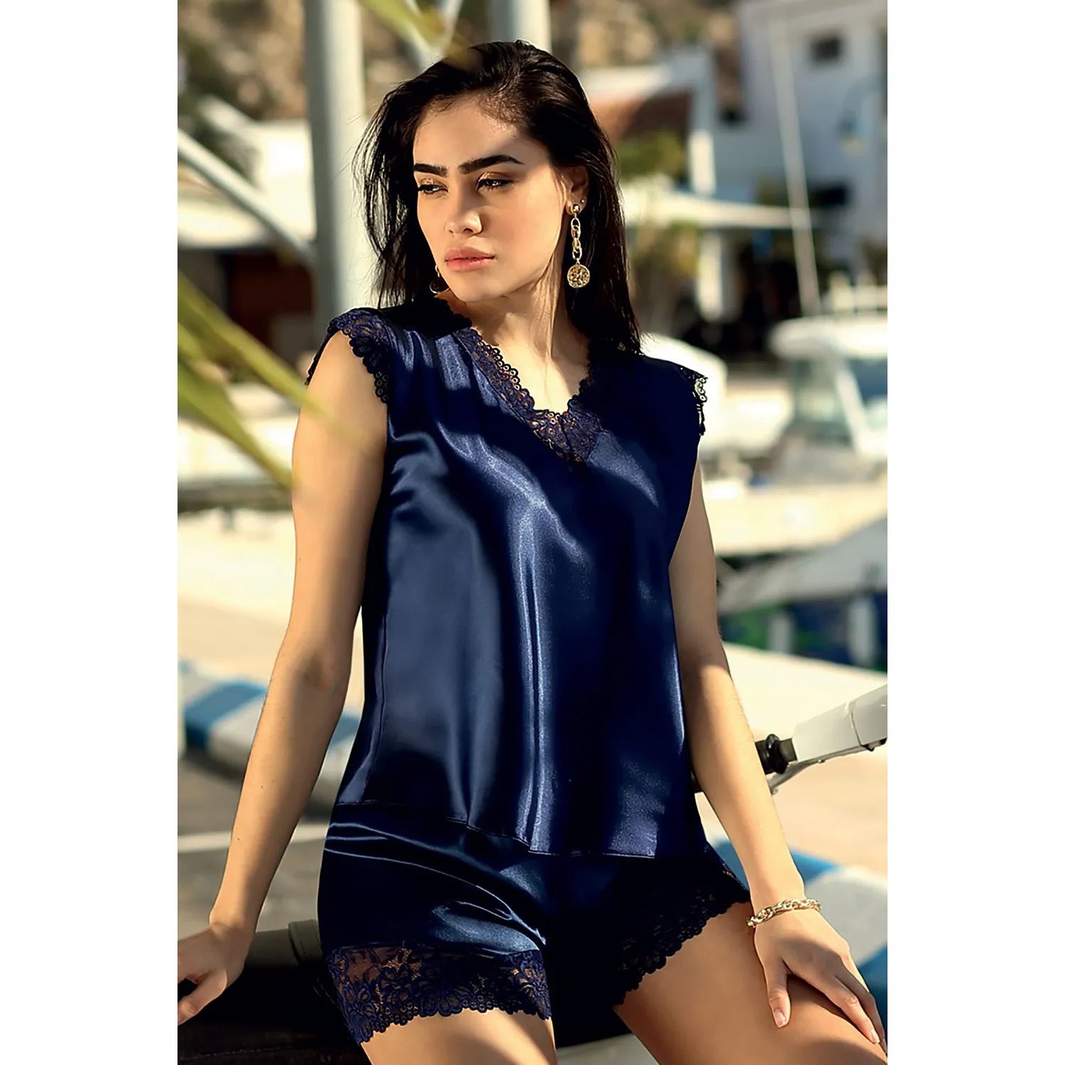 ensemble lingerie sexy satin bleu marine dentelle noire débardeur fluide shorty soyeux manches ourlet raffiné silhouette confortable élégance