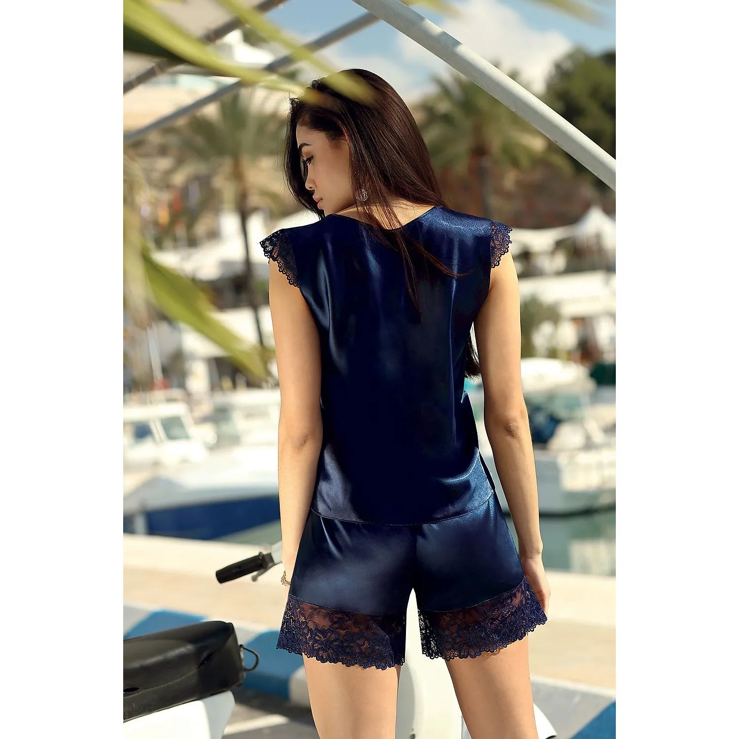 Ensemble lingerie satin bleu marine dentelle noire, débardeur fluide, shorty soyeux, élégant et confortable.