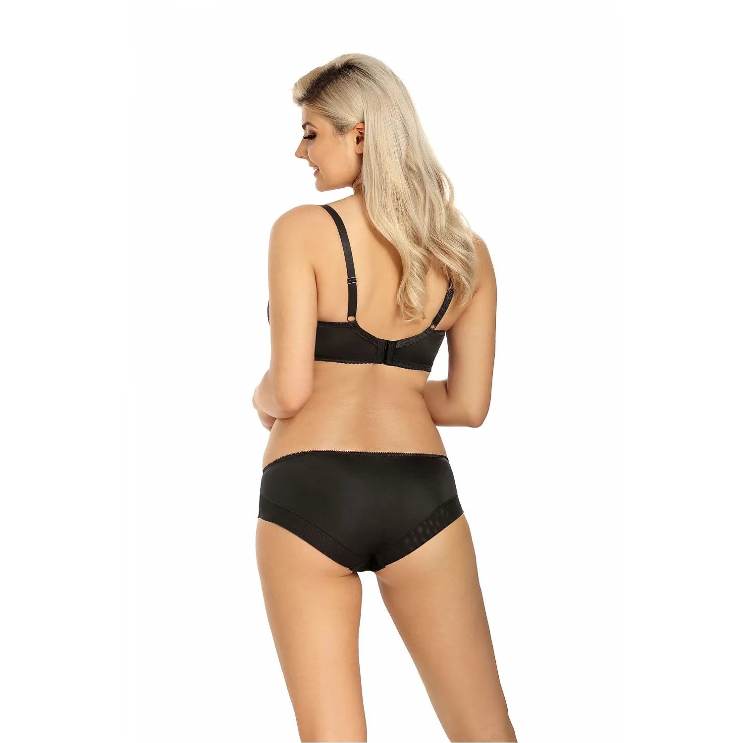 Ensemble lingerie dentelle noire, soutien-gorge balconnet et culotte classique, ajustement parfait, élégance féminine.