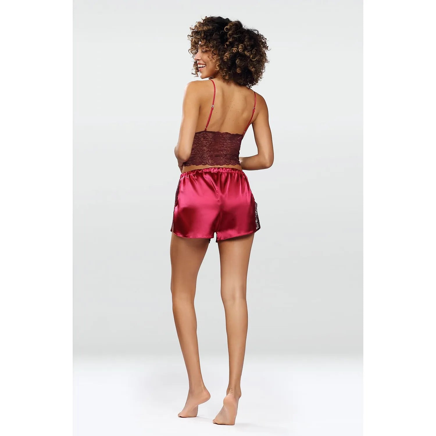 Ensemble lingerie bordeaux en dentelle satin, motif floral, bretelles ajustables, décolleté profond, élégance et confort.