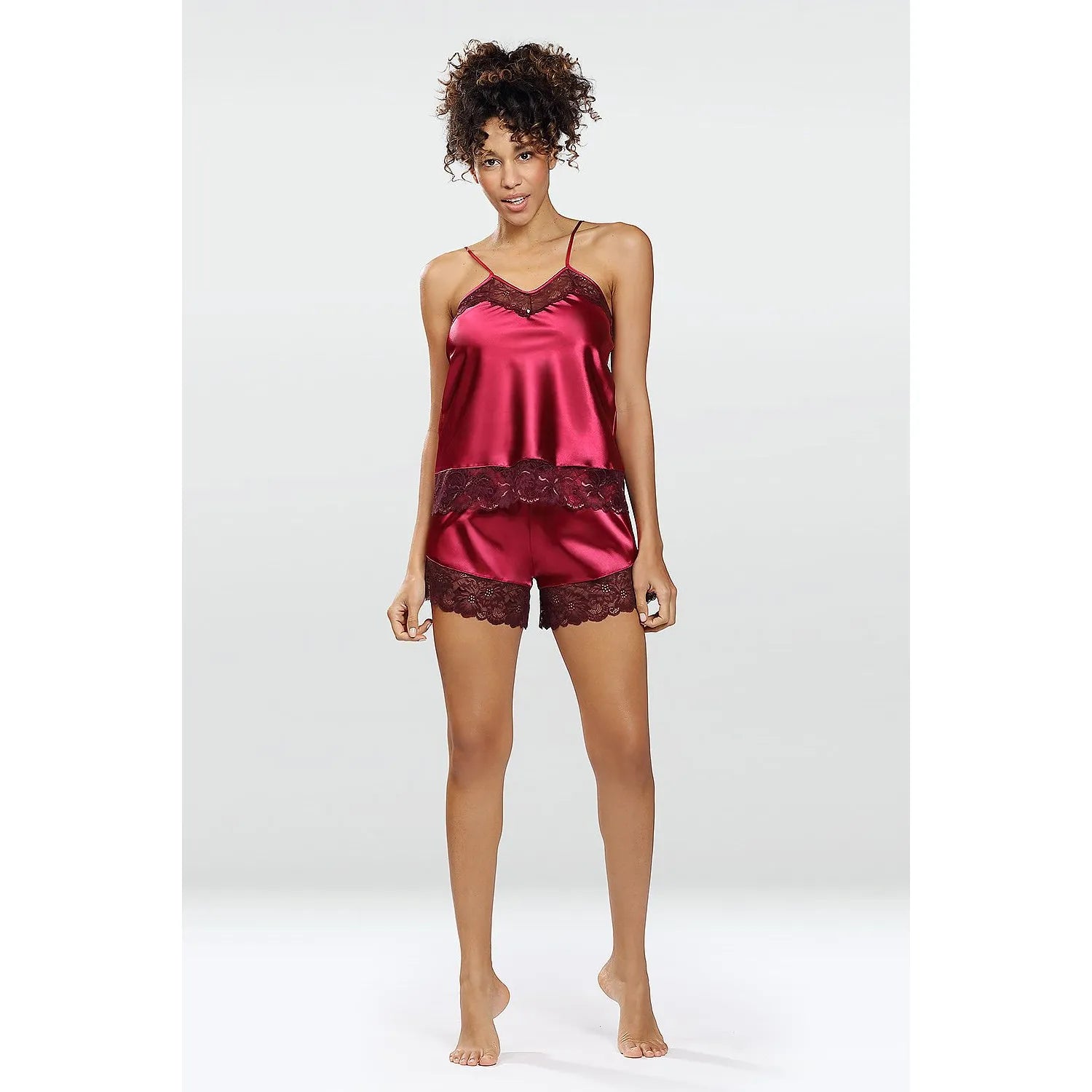 Ensemble lingerie sexy satin rouge dentelle ajustables bretelles fines short ample soyeux brillant bordeaux élégant raffiné confortable séduisant