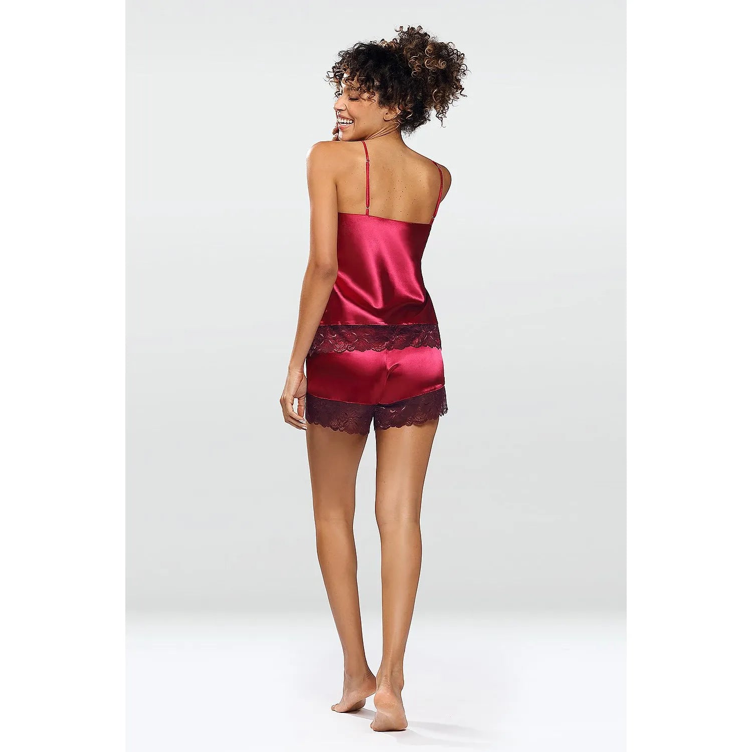 Ensemble lingerie satin rouge dentelle, bretelles fines, short ample soyeux, élégant et séduisant.