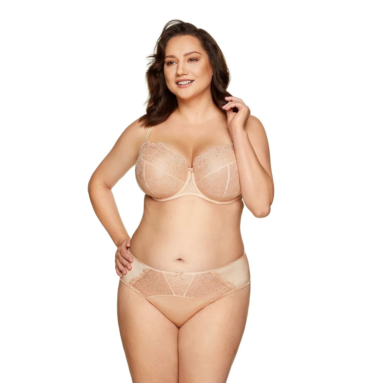 Ensemble de lingerie en dentelle nude/beige avec soutien-gorge à armatures et culotte ajustable, élégant et confortable.
