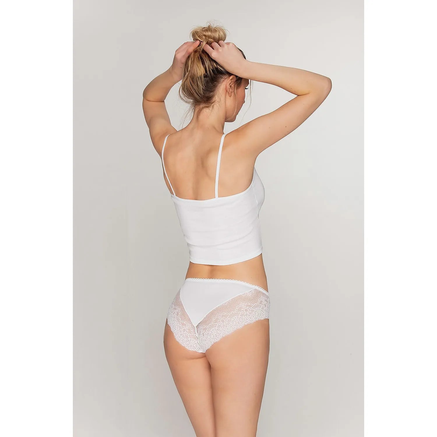 Culotte blanche en coton avec dentelle, ajustement parfait, hypoallergénique, élégante et confortable pour usage quotidien.
