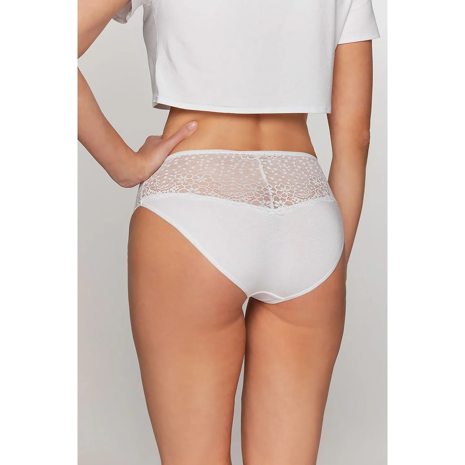 Culottes Babell blanches en viscose légère avec dentelle raffinée, design élégant et confortable pour l'été.