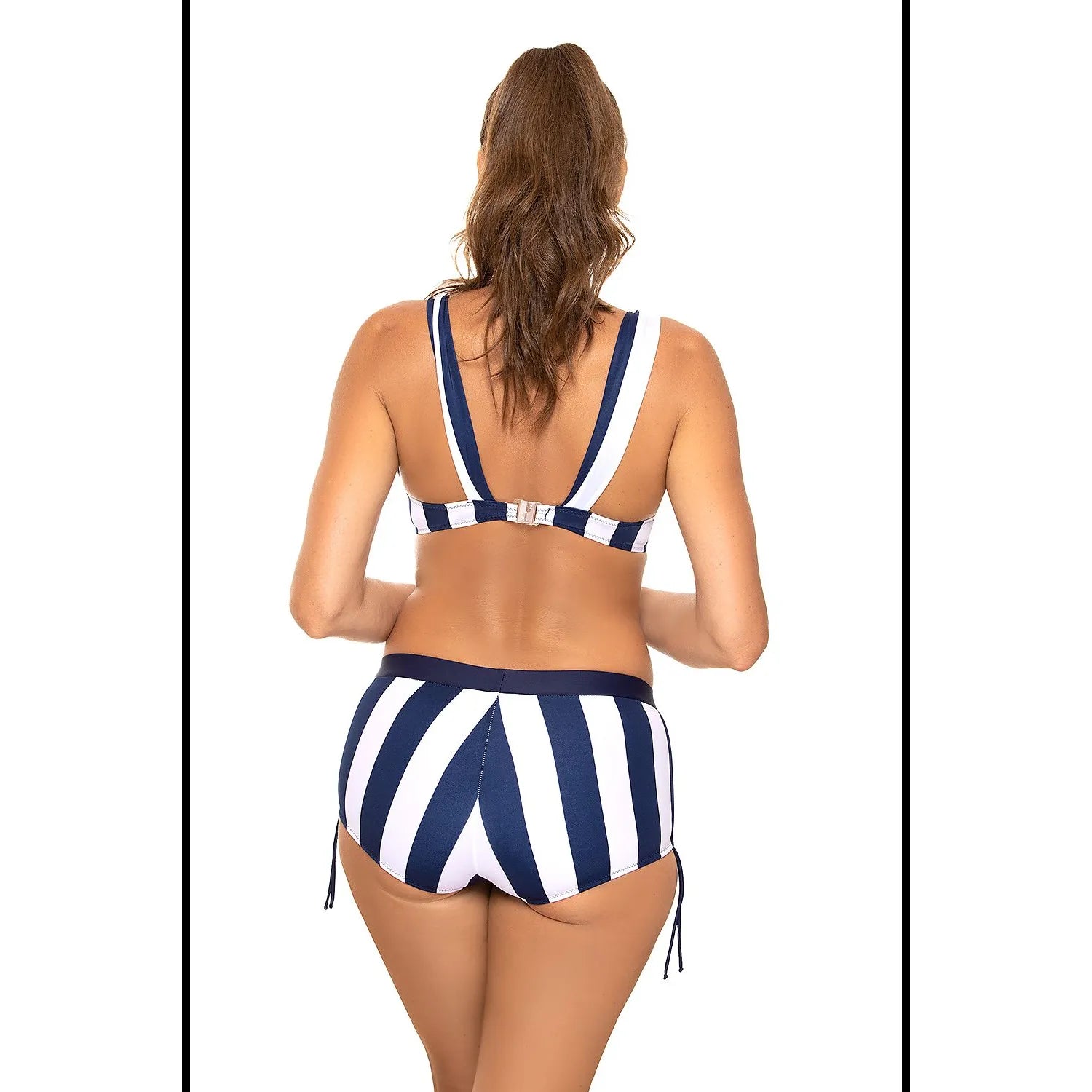 Bikini bustier rayé bleu blanc, bretelles larges, culotte basse ajustable, tissu italien stretch, plage piscine.