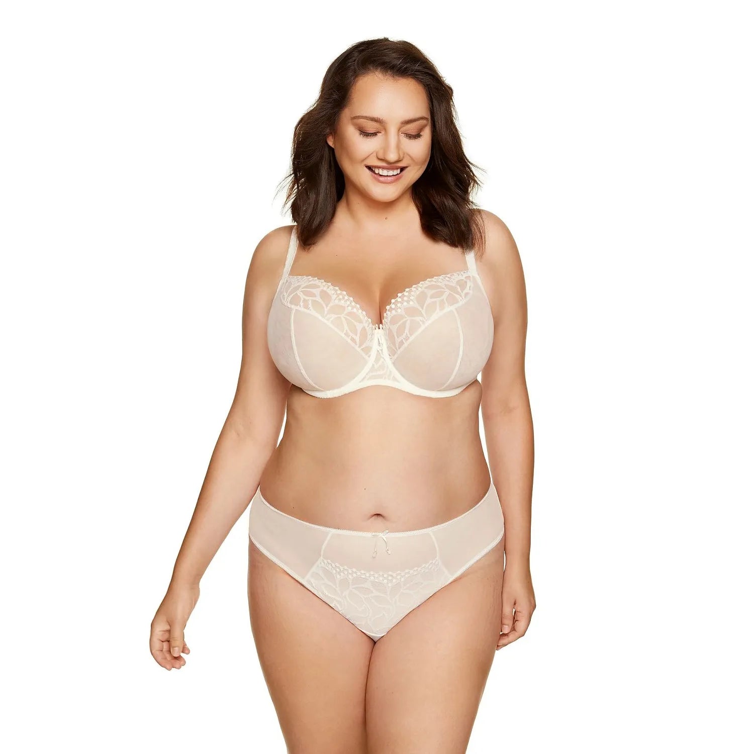 Culotte grande taille en tulle élastique ivoire avec broderies délicates, offrant confort et élégance pour sublimer la sil...