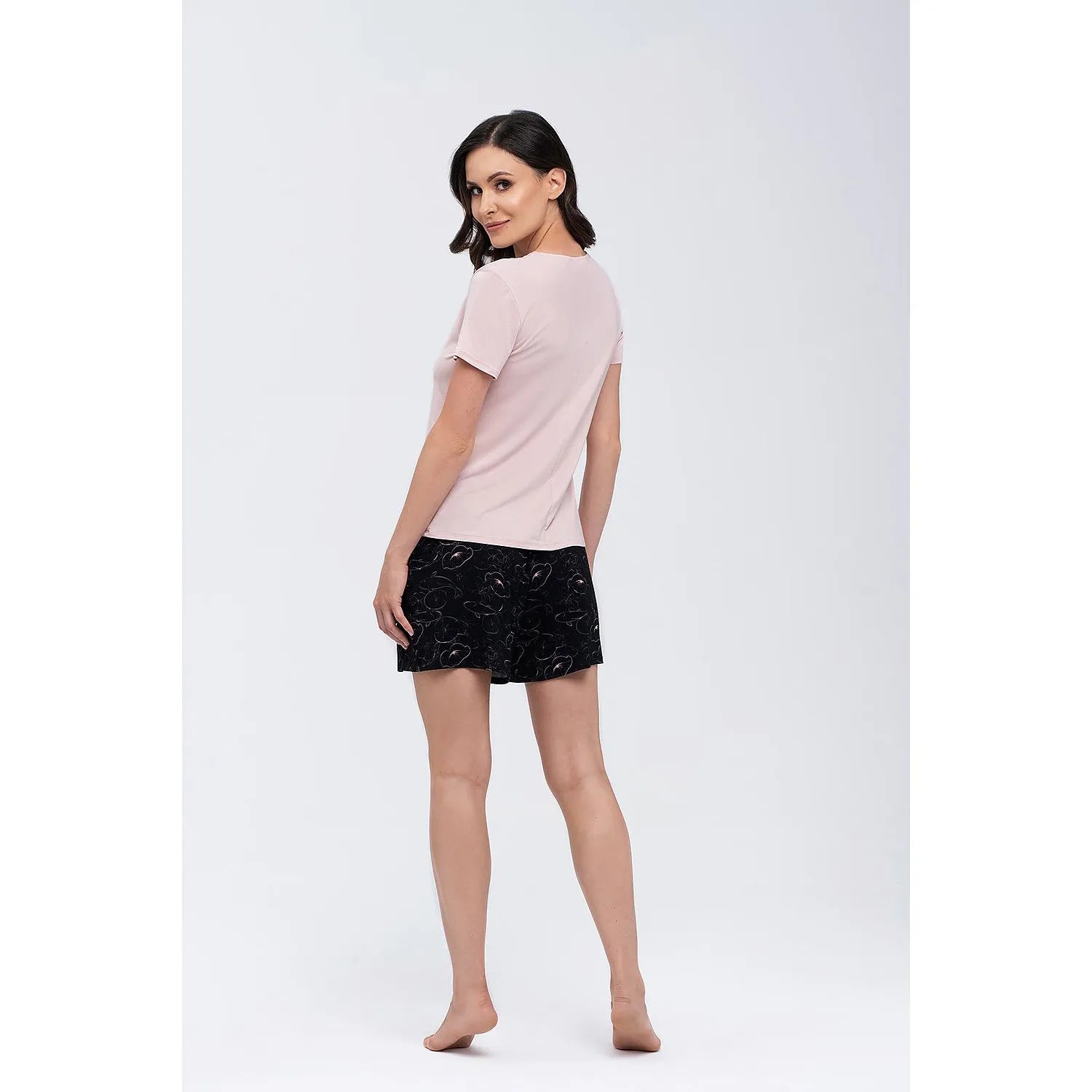 Pyjama Babella femme: T-shirt rose pâle manches courtes, short noir floral, élégant et confortable pour la détente.