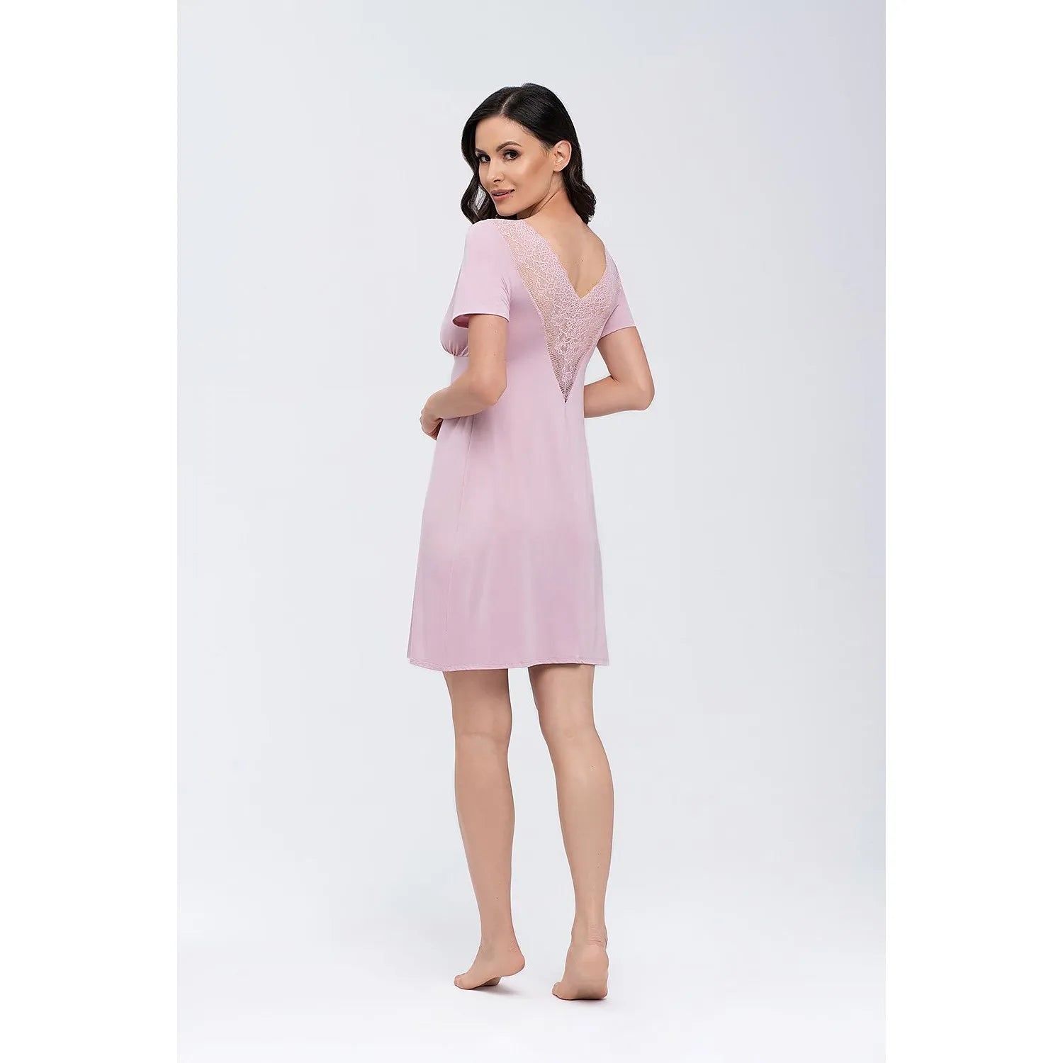 Chemise de nuit rose Babella 170101 en dentelle, manches courtes, design fluide, élégante et confortable pour femmes.