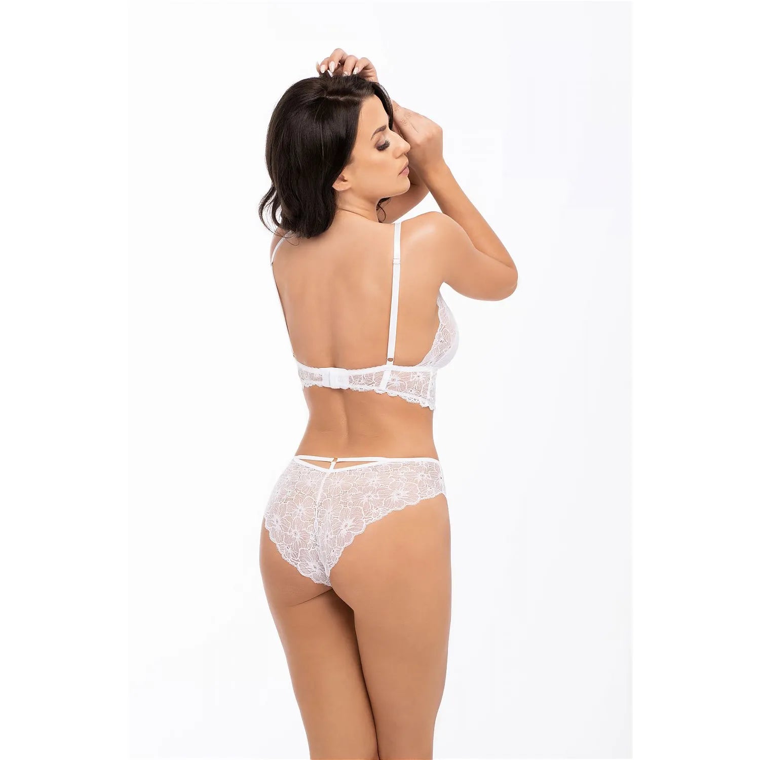 Ensemble lingerie dentelle blanche, bralette sans armatures, bretelles larges, culotte classique, motifs floraux délicats.