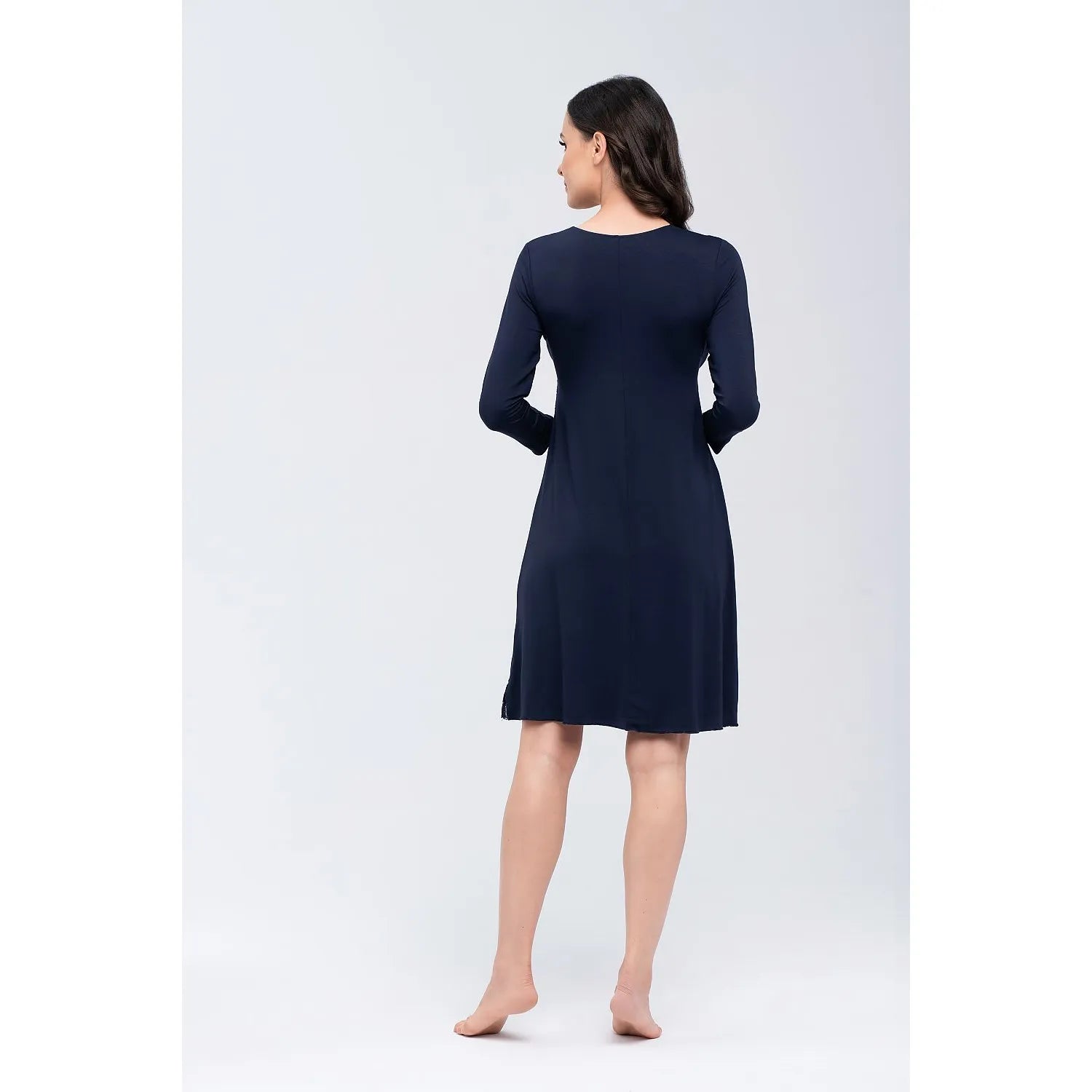 Chemise de nuit Babella bleue, manches 3/4, encolure V, dentelle élégante, silhouette flatteuse, matériau doux et conforta...