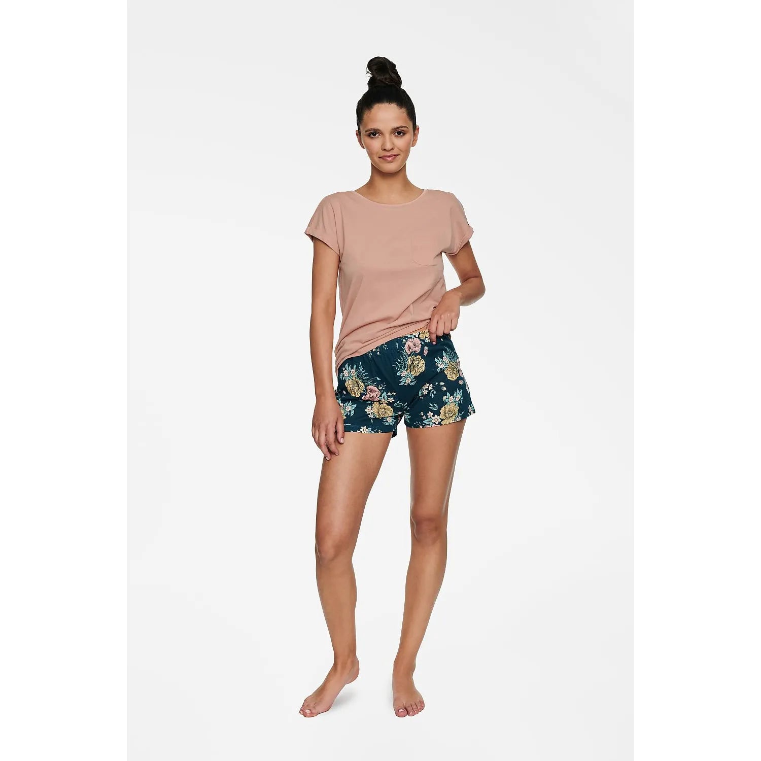 Pyjama femme 3 pièces Henderson HILLY, top beige manches courtes, short floral pastel, élégant et confortable.