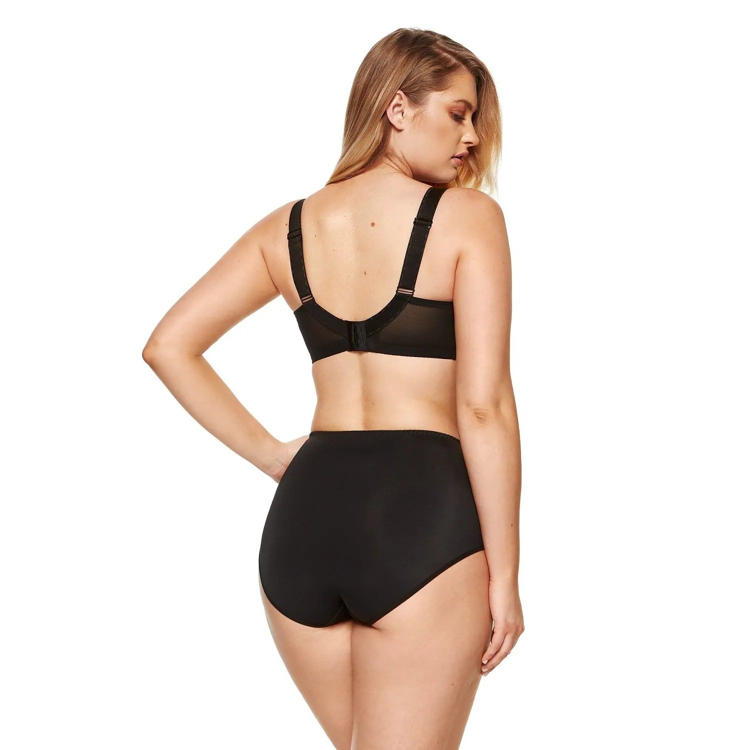 Ensemble lingerie noire moderne, soutien-gorge sans armature, culotte taille haute, tissu satiné et tulle transparent.