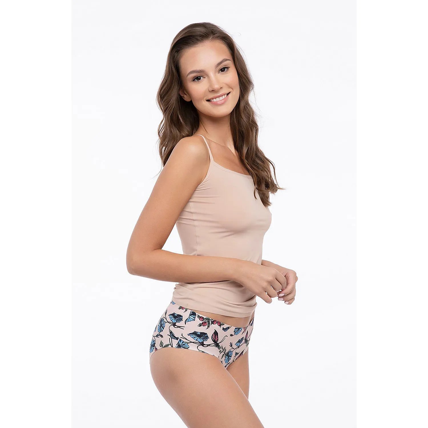 Culotte Julimex BLUEBELL fleurs bleues, bourgeons framboise, fond beige, coupe classique, sans couture, lingerie féminine.