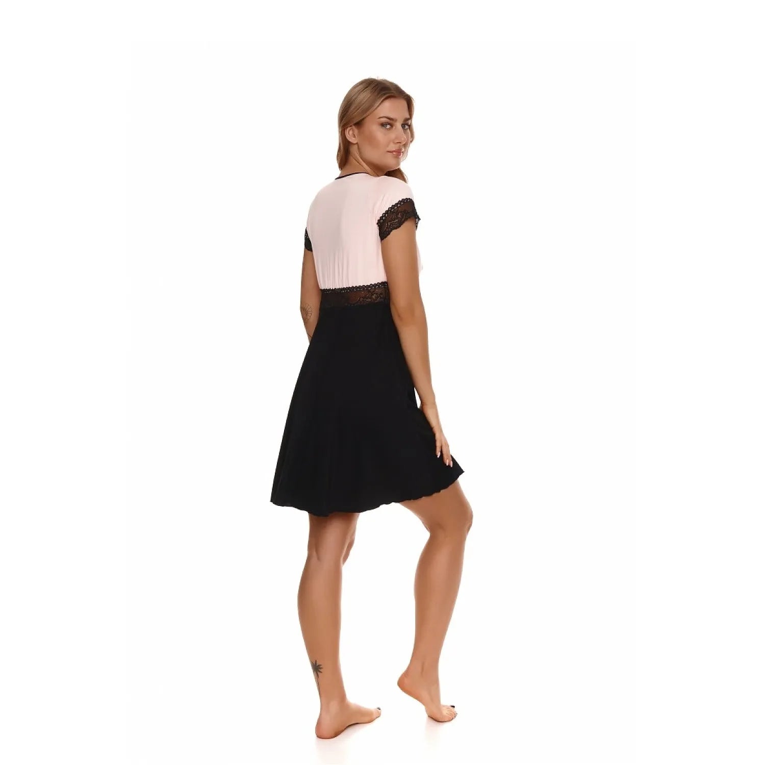 Chemise de nuit rose pâle et noir, manches courtes évasées, dentelle, décolleté profond, jupe fluide, élégante et conforta...