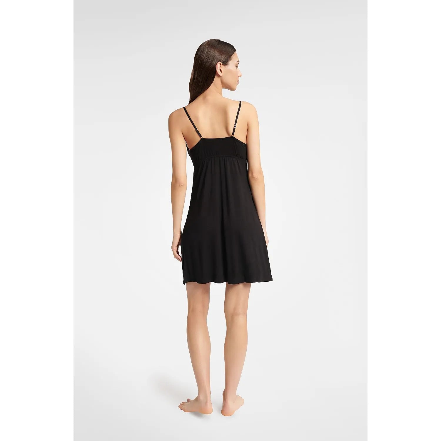 Chemise de nuit noire sans bretelles en satin, design évasé, dentelle élégante, lingerie féminine romantique et confortable.