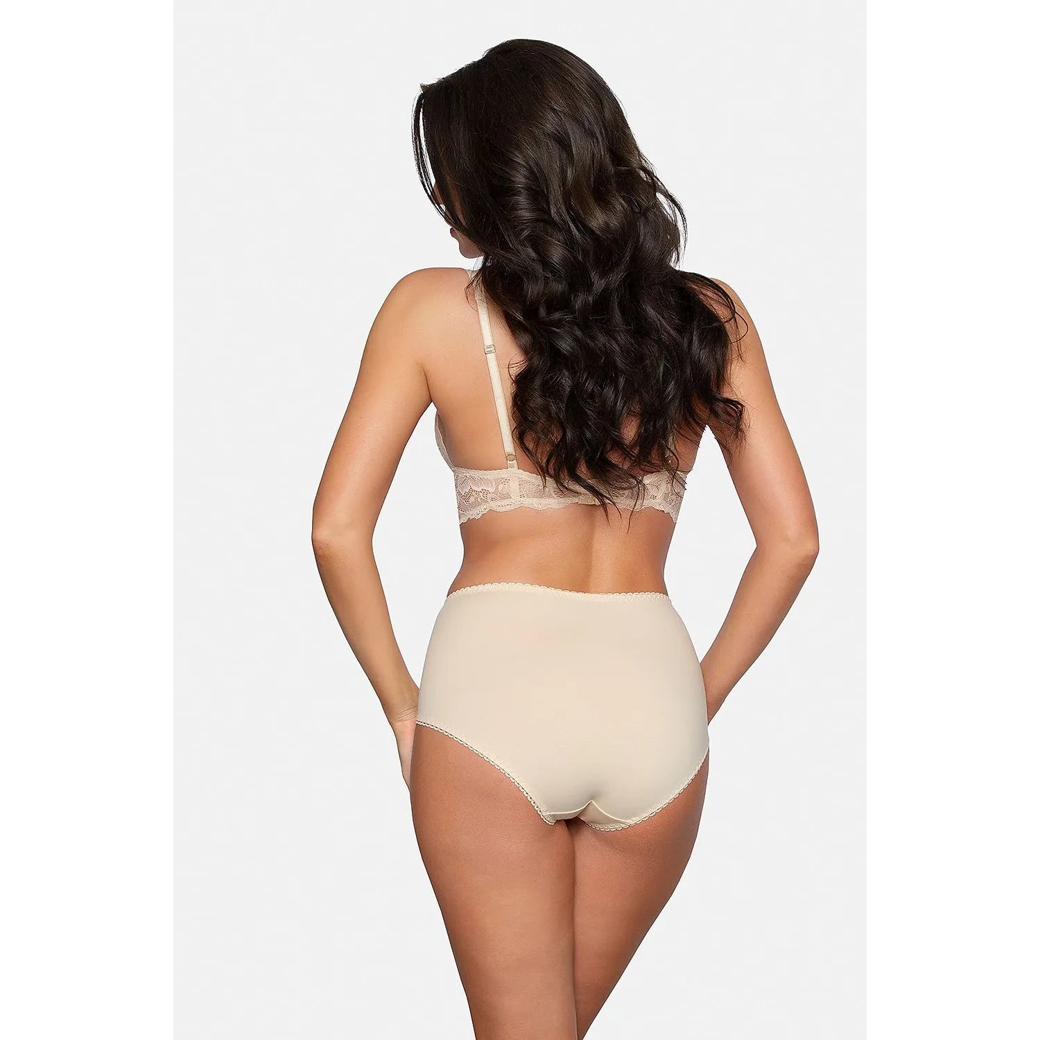 Femme portant ensemble lingerie beige Babell 176516, bralette dentelle florale et culottes hautes, dos visible.