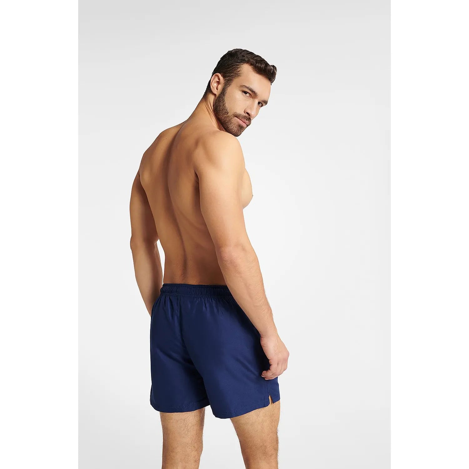 Homme portant un brief de bain GUARD bleu marine, coupe classique, design minimaliste, fond blanc.