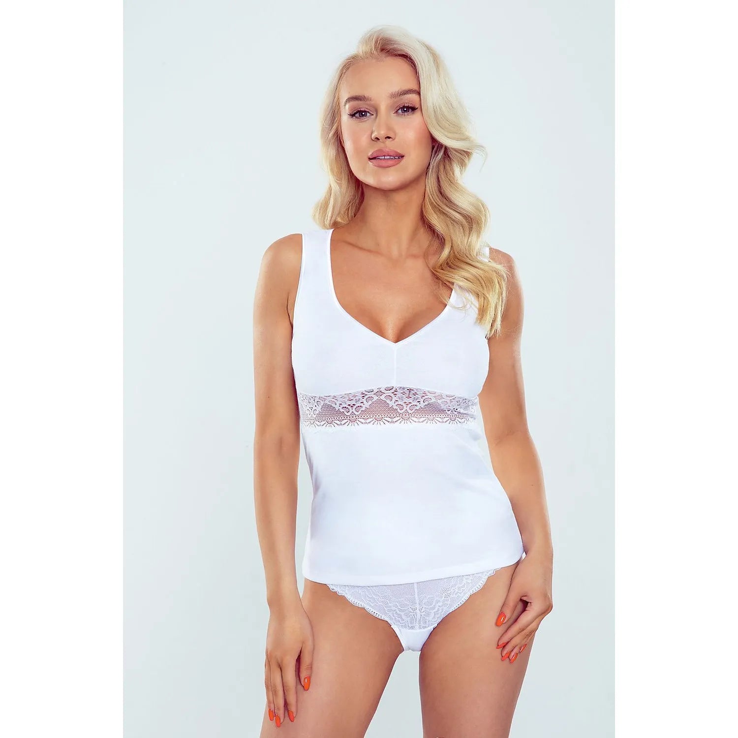 ensemble lingerie féminine débardeur décolleté plongeant culottes assorties dentelle transparente blanc coton polyamide ajusté confortable élégant raffiné sensuel fabriqué Pologne