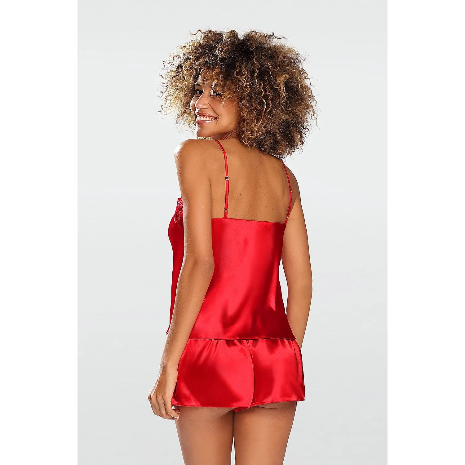 Ensemble lingerie satin rouge, haut à bretelles réglables et short assorti, dentelle délicate, élégant et sensuel.