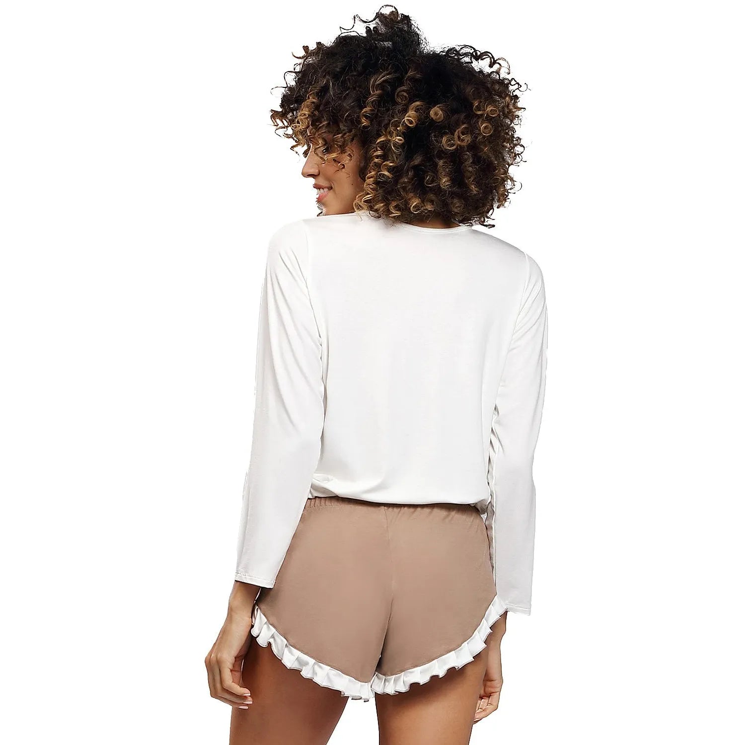 Ensemble lingerie femme viscose blanc beige, manches longues, poche contrastante, short volant, élégant et confortable.