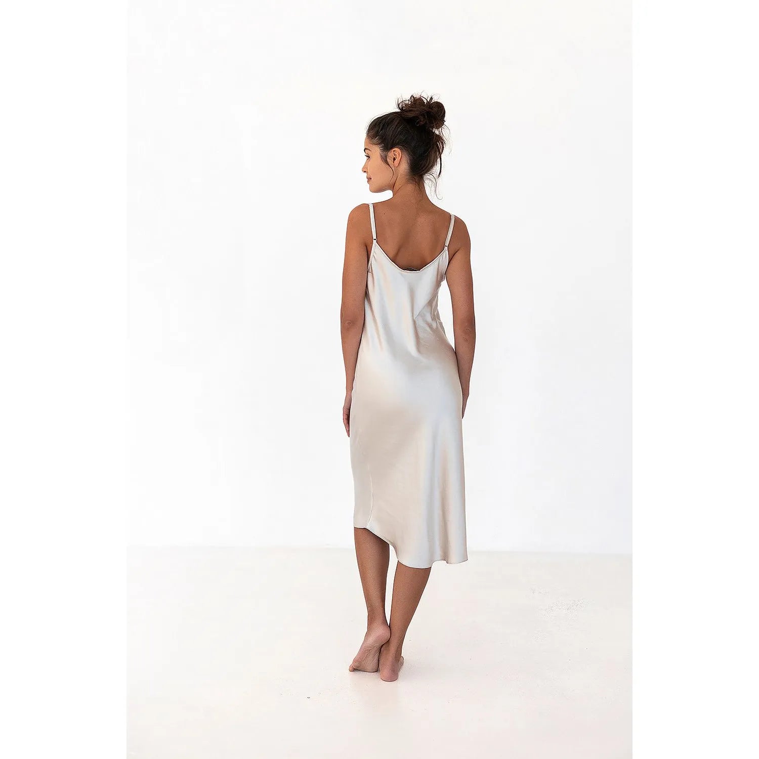 Chemise de nuit satin blanc Sensis model 179483, coupe élégante, bretelles ajustées, dos nu, confort et sensualité.