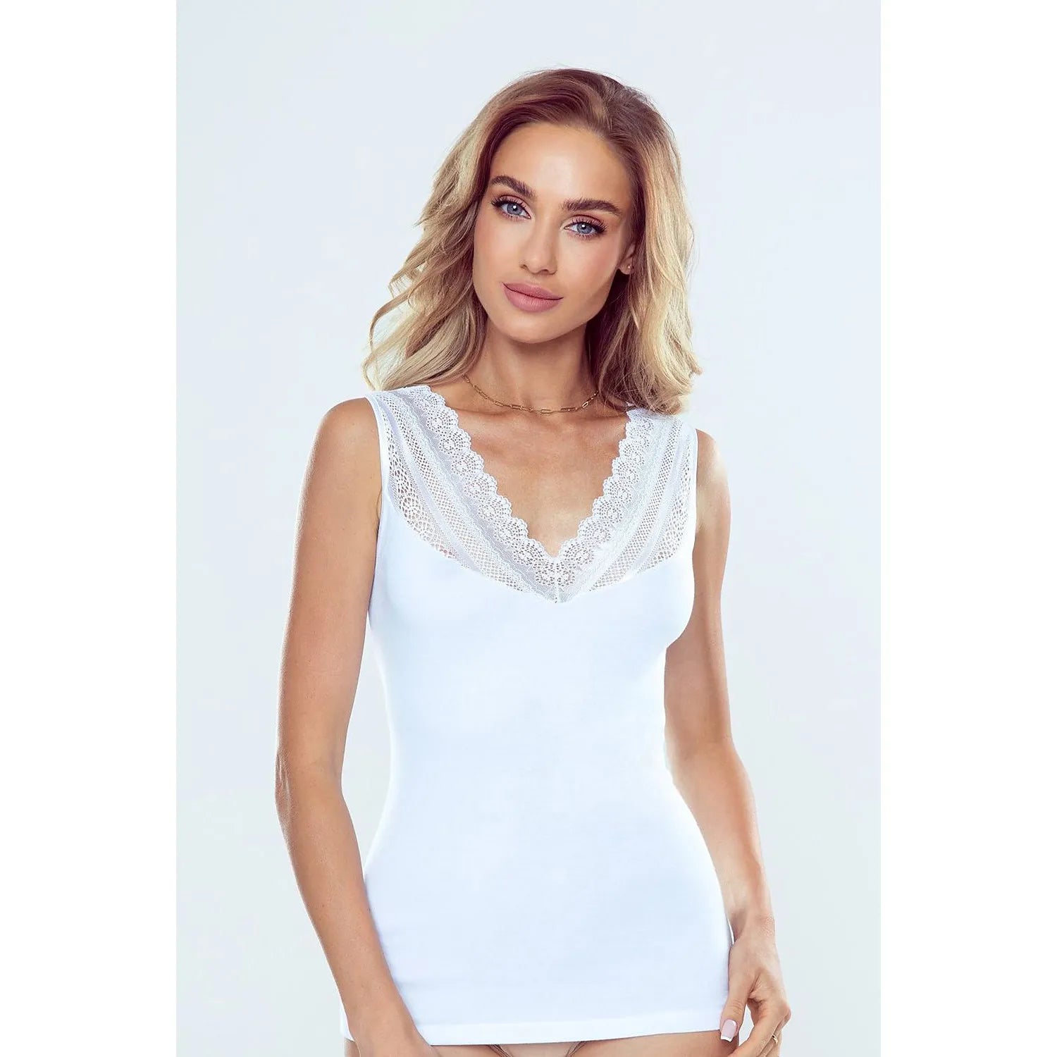 chemise sans manches dentelle Eldar élégante raffinée féminine décolleté plongeant coupe ajustée coton polyamide confortable hypoallergénique respirante durable origine Pologne