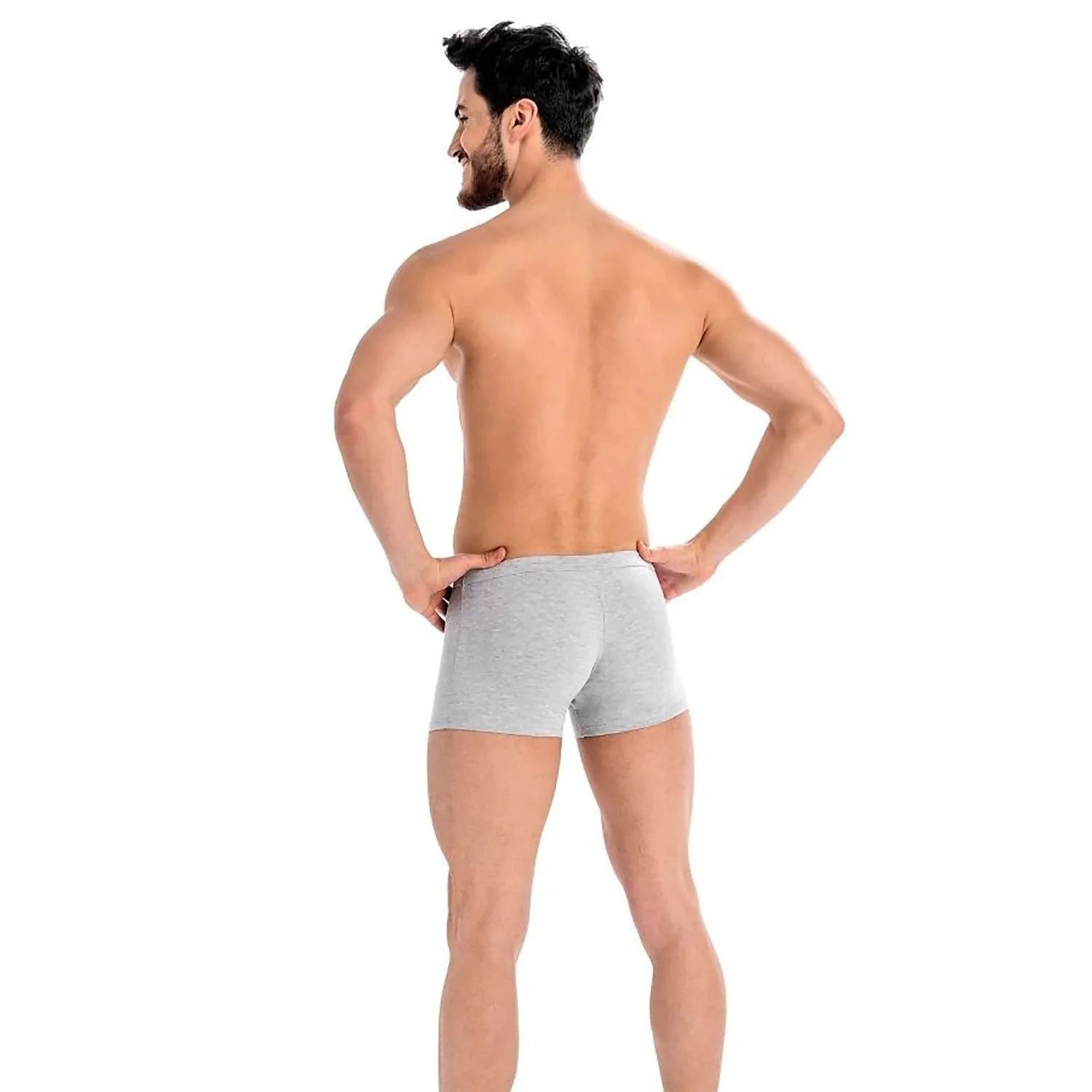 Homme portant boxer gris en coton élastan, coupe classique, taille élastique, confort et discrétion assurés.