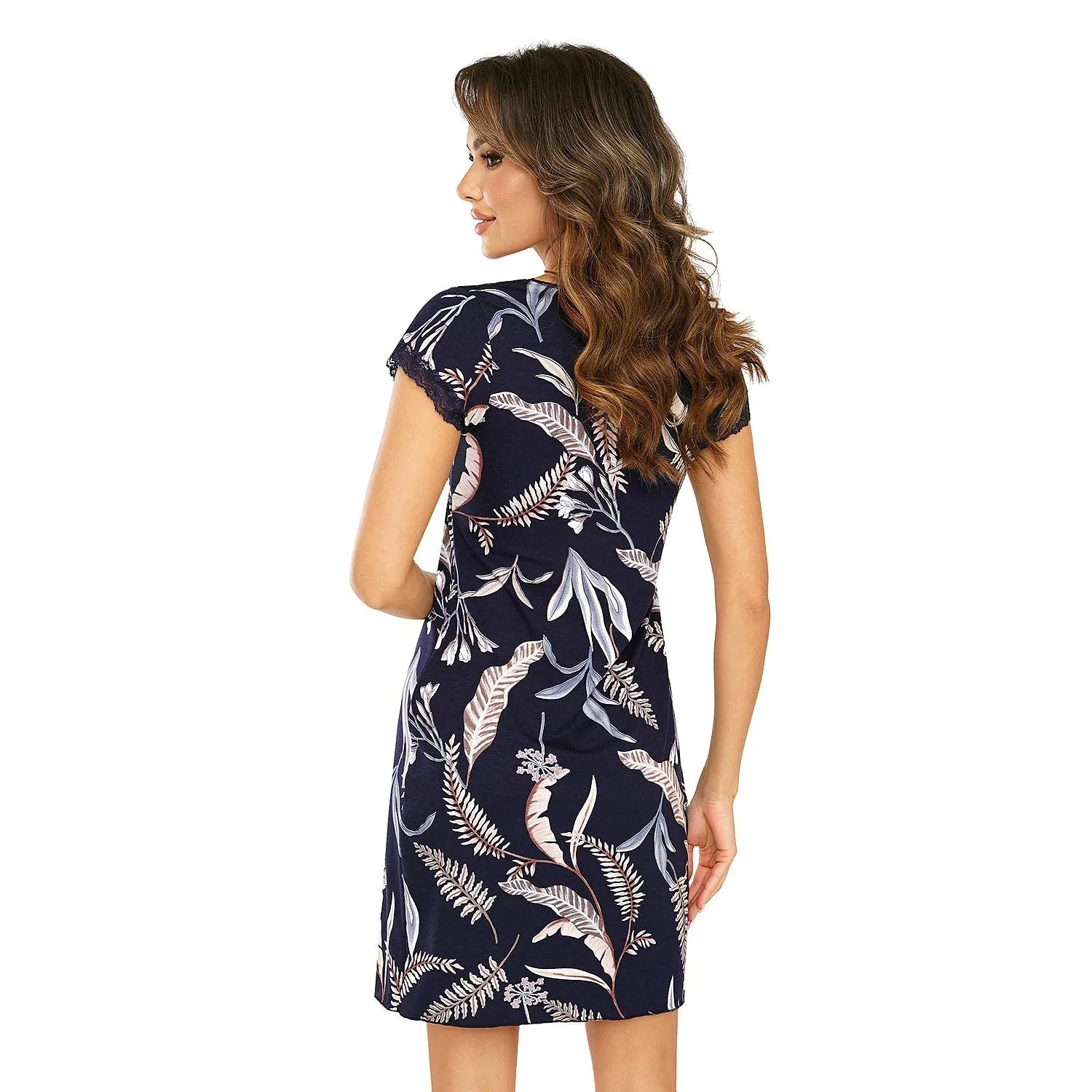Chemise de nuit en viscose bleu à motifs floraux beige et marron, encolure V, manches courtes, élégante et romantique.