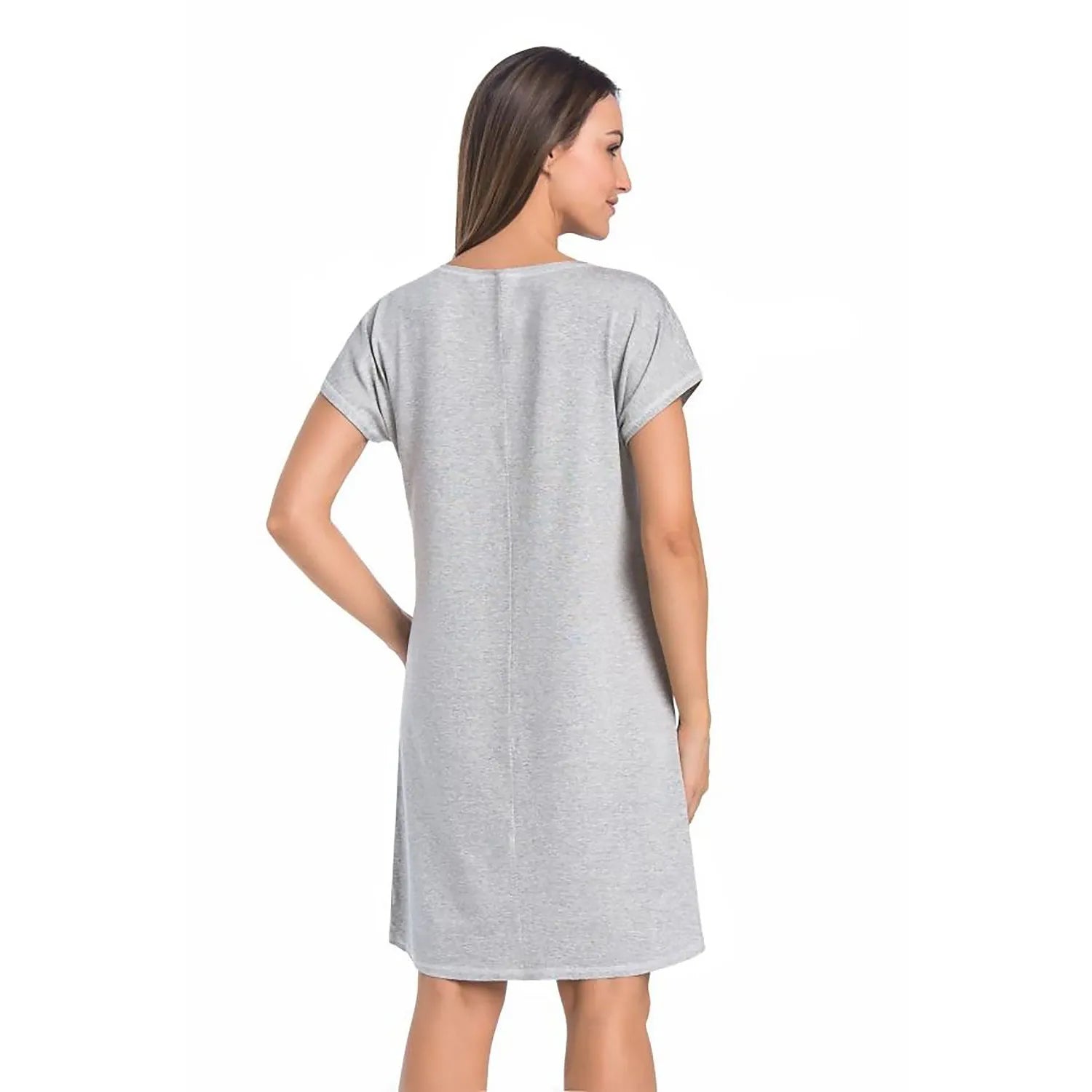 Chemise de nuit grise en viscose, coupe ample, manches courtes, encolure ronde, longueur genou, confort et élégance.