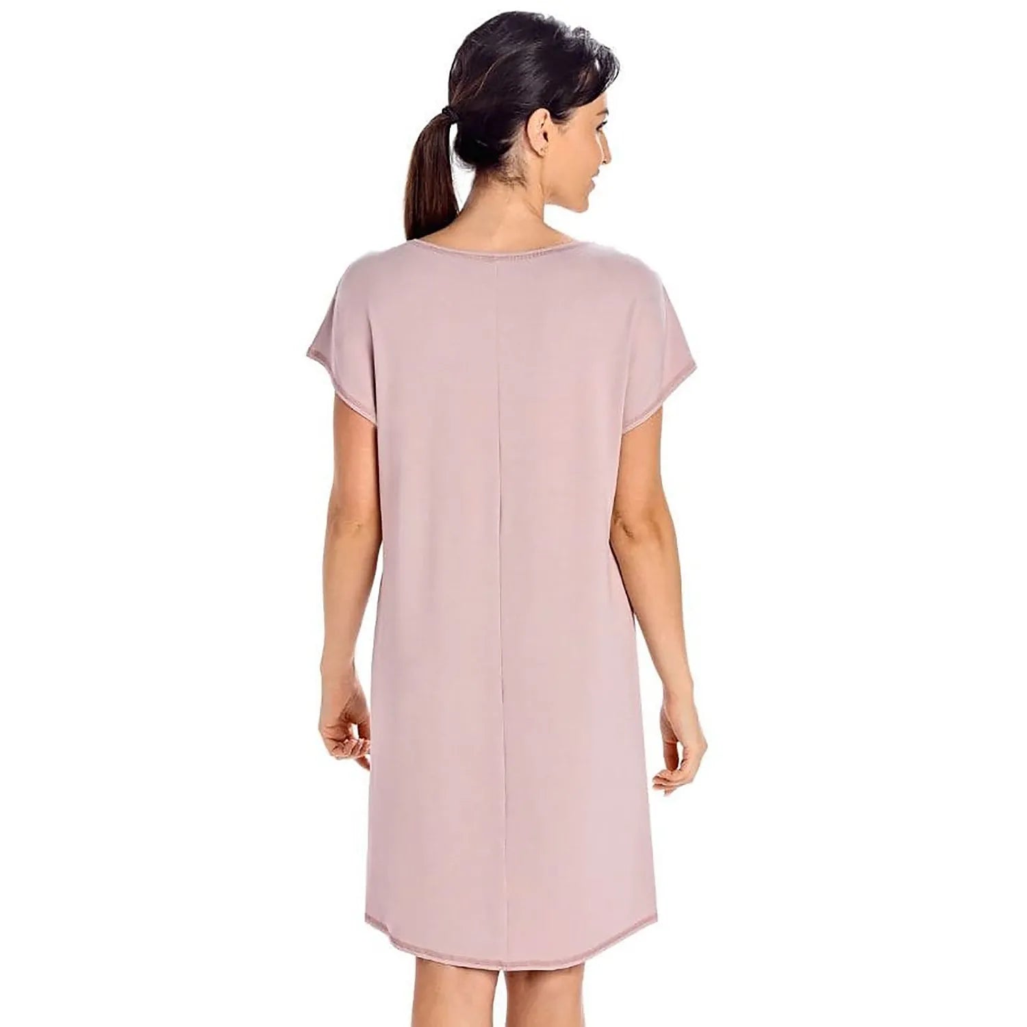 Chemise de nuit cacao en viscose douce, manches courtes, col rond, coupe ample genou, confort et élégance pour femme.