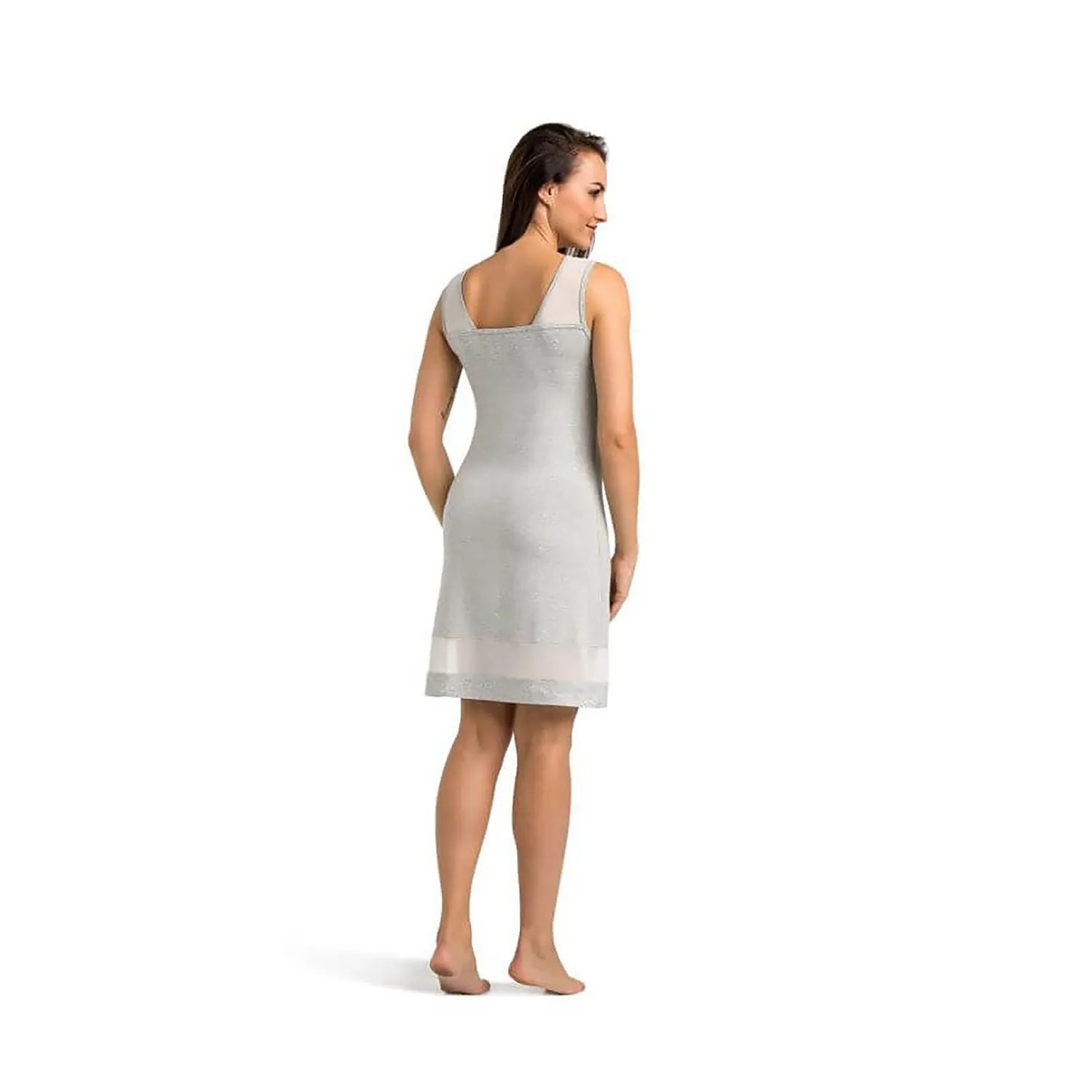 Chemise de nuit gris clair, encolure V, ajustée, mi-longue, transparente, viscose douce, élégante et confortable.