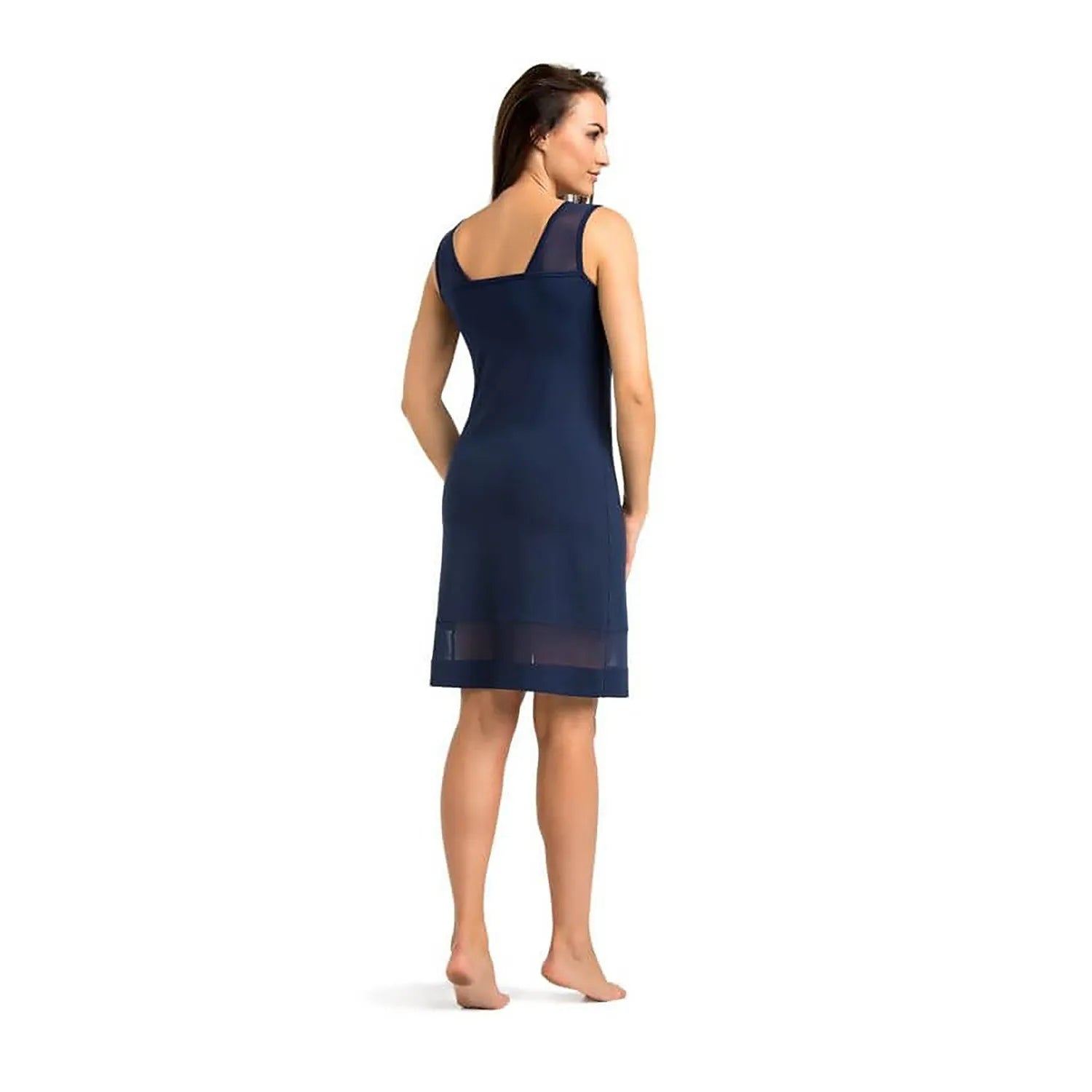 Chemise de nuit femme bleu foncé en viscose, maille transparente, décolleté en V, dos exposé, ajustée, élégante.