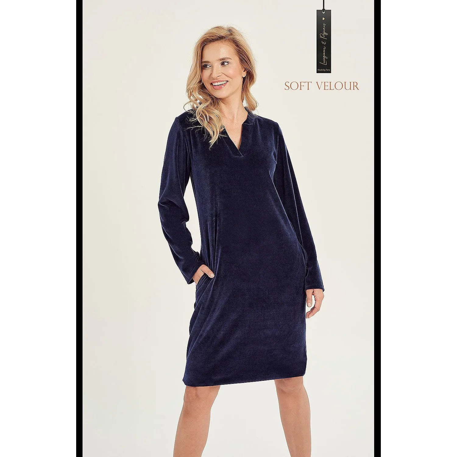 Chemise de nuit en velours doux bleu marine manches longues poches latérales confort élégance lingerie intime robe de détente femme