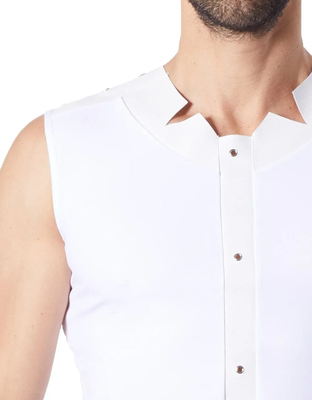 Débardeur blanc satiné style cuir, col rond à pointes, bande verticale avec anneaux métalliques, tissu doux et extensible.