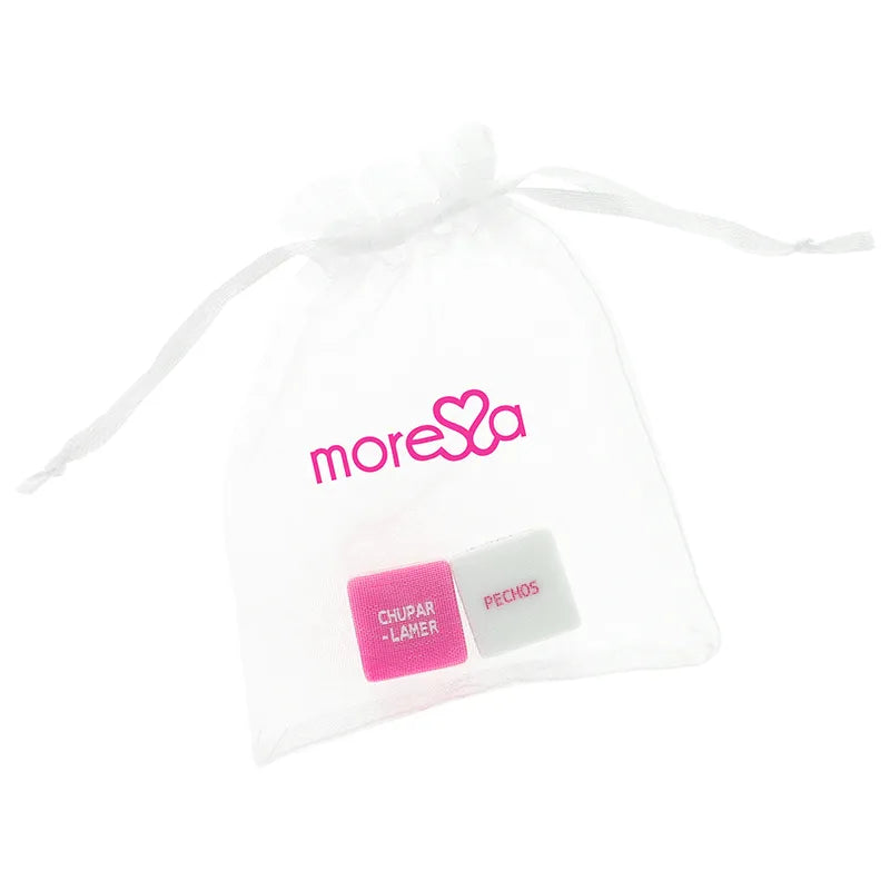 Dés érotiques Moressa en résine rose et blanc, dans une pochette satinée, sans phthalates, pour jeux intimes sécurisés.