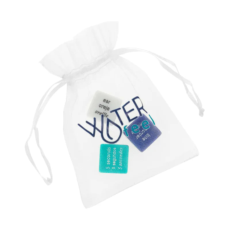 Dés érotiques colorés en résine dans un sac satin blanc, jeu intime pour couples, design élégant Waterfeel.