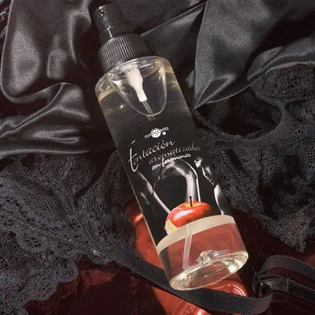 Flacon désodorisant phéromones fruits rouges 150ml, design élégant, fond noir et rouge, ambiance sensuelle et intime.