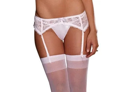 Dentelle porte-jarretelle blanche avec bretelles réglables, attaches en métal et string assorti pour un look élégant.