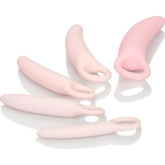 Dilatateurs vaginaux en silicone rose, cinq tailles, ergonomiques avec boucle, pour confort et rééducation périnéale.