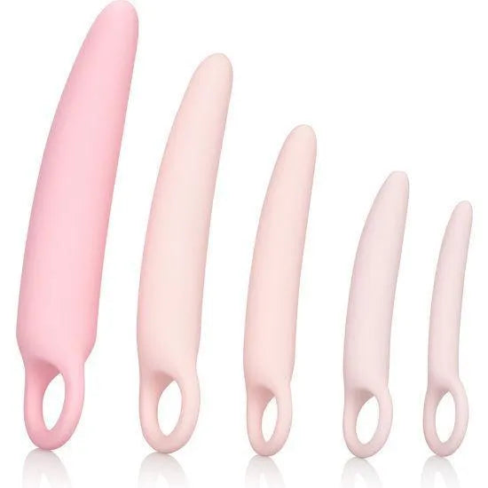 Dilatateurs vaginaux en silicone rose, cinq tailles avec boucle ergonomique, confort intime et rééducation périnéale.