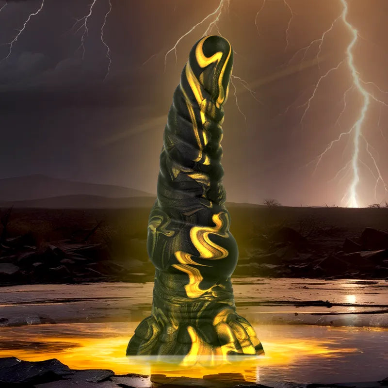 Dildo silicone liquide noir et or, inspiré des Furies grecques, texture réaliste, fond orageux, intense et ergonomique.