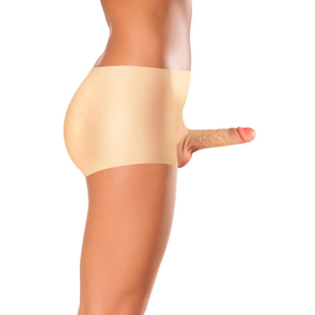 Dildo réaliste en silicone texturé avec veines et testicules, couleur chair, intégré dans une culotte beige.