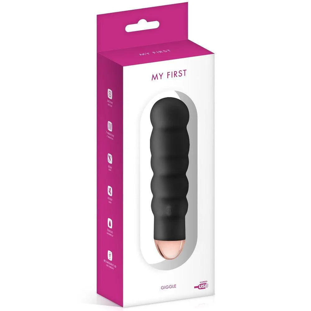 Vibromasseur noir ondulé en silicone, waterproof, avec 7 vitesses, dans une boîte rose et blanche, câble USB inclus.